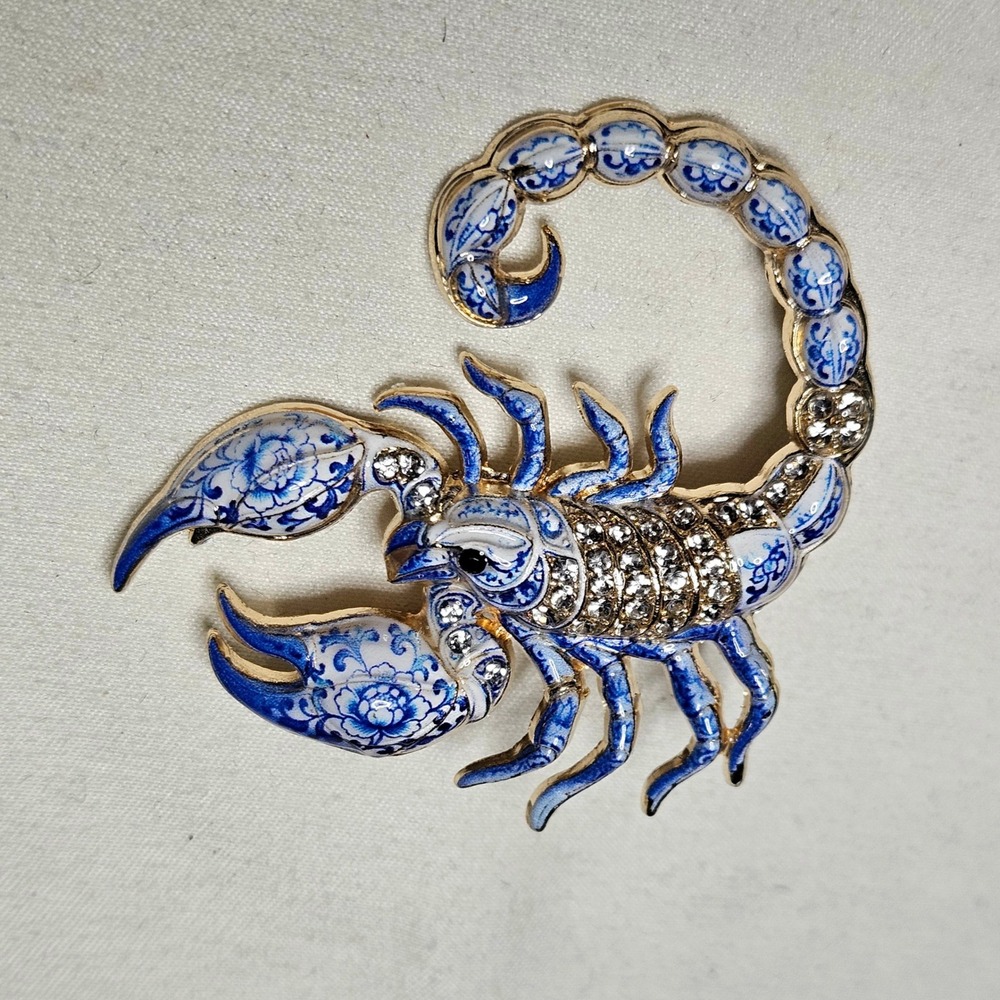 Scorpion Brooch Womens OS Blue White Enamel Rhinestone Gold Tone Pin